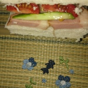 豚焼き肉とトマトときゅうりのサンドイッチ